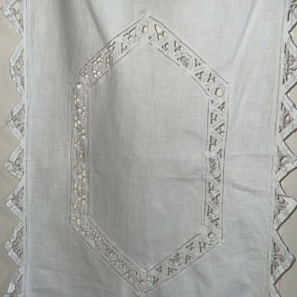 Keeco white cotton table runner with floral embroidery & Battenburg lace - Picture 3 of 7